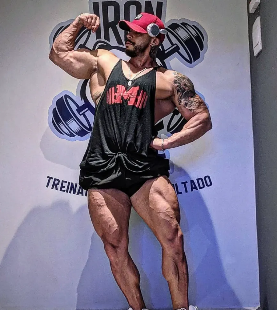 Aluno avançado posando em frente à parede da Iron Prime TR